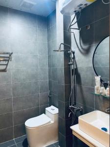 a bathroom with a toilet and a sink at Canyon House Măng Đen in Kon Plong