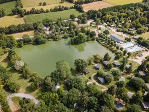 eine Luftansicht auf einen Park mit See in der Unterkunft Huttopia Baie du Mont Saint Michel in Baguer-Pican