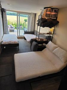 The Pod Quiet Sun Patio Fab Steam &Countryside Views في ويبورن: غرفة بسريرين وصالة جلوس