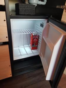 The Pod Quiet Sun Patio Fab Steam &Countryside Views في ويبورن: ثلاجة مفتوحة مع صندوق في الباب