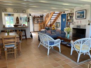 Ruang duduk di Maison Indépendante à 200 m de la Plage de Castoul, 4 Chambres, Jardin Clos, Wifi, BBQ, Le Palais - FR-1-418-3