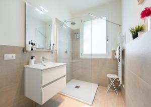 Bilik mandi di Florence Charming Apartments - Conventino Modern - One-bedroom Flat with Living Area and Garage near Boboli +26 gambar