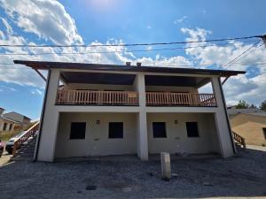 a house with a balcony on the side of it at Le chalet du Petit Ours Brun in Formiguères