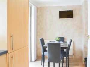 comedor con mesa con sillas y ordenador portátil en Filey Central Two - Uk42903, en Filey