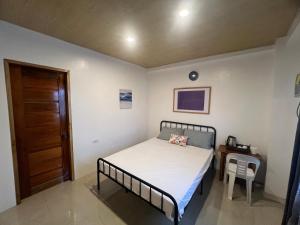 Ένα ή περισσότερα κρεβάτια σε δωμάτιο στο Evas Guest House