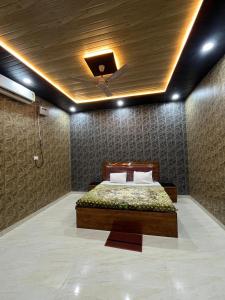 a bedroom with a bed in a room with a ceiling at Sawariya inn guest house in Faizābād