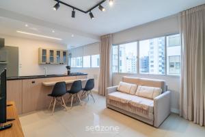 O bucătărie sau chicinetă la Apto 1Q e Self Check-in 400m da Beira Mar BMC1008