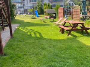 a park with a picnic table and a playground at Domki na wynajem w Kątach Rybackich in Kąty Rybackie