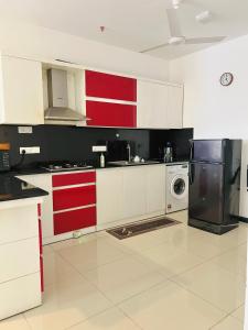 Una cocina o kitchenette en SKYLINE SUITE Luxury Penthouse at The Highness Rajagiriya