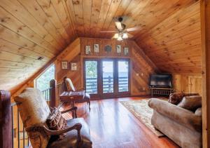 un salon dans une cabane avec un plafond dans l'établissement Paradise Found - Lookout Mt Edge, Hot Tub & Views, à Mentone