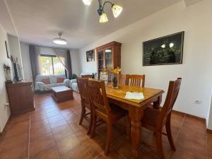 フリヒリアナにあるTwo Bedroom one bathroom with communal swimming poolの木製のテーブルと椅子のあるダイニングルーム +13枚の写真