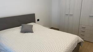 Villa di TiranoにあるLa Strenciaのベッドルーム1室(ベッド1台、グレーの枕付)