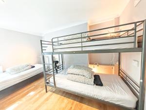 Giường trong phòng chung tại Prime Backpackers Angel