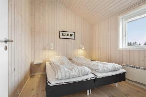 Ένα ή περισσότερα κρεβάτια σε δωμάτιο στο BL425-Saltum-Tippen-22