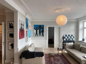 哥本哈根Centrum Apartment的客厅里有一张沙发和一张桌子。