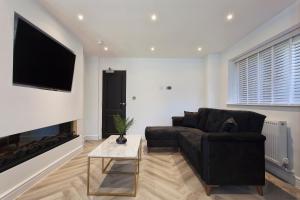 TV a/nebo společenská místnost v ubytování Free Parking 14-Bed Home Large Groups