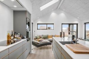 una cucina con lavello e un soggiorno di BL1427-Blokhus-Ovesensvej-9 a Blokhus