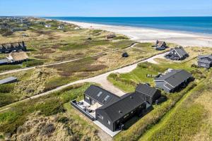 una vista aerea di una casa sulla spiaggia di BL1427-Blokhus-Ovesensvej-9 a Blokhus