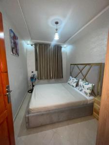 ein Schlafzimmer mit einem Bett in einem Zimmer in der Unterkunft MD casba in Guelmim
