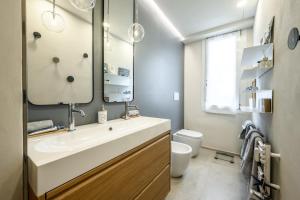 Koupelna v ubytování NEW Splash Lusso Con Piscine a 2 Passi Dal Mare