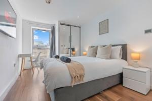 Katil atau katil-katil dalam bilik di Luxury 3BR City Apt Stunning Views with WiFi and Parking Sleeps 10