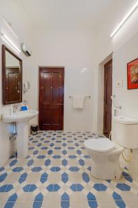Ένα μπάνιο στο SaffronStays Awakening Deluxe Rooms