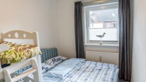 a bedroom with a bunk bed and a window at Ferienwohnung Friesenbude in Garding