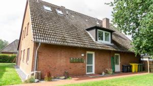 a brick house with a gambrel roof at Ferienwohnung Friesenbude in Garding