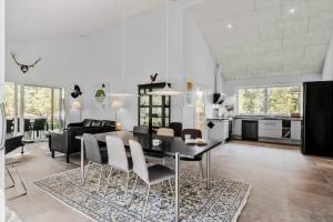Un comedor y una sala de estar con mesa y sillas. en BL1266-Pandrup-Rodhusparken-58, en Pandrup