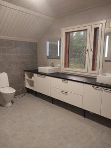 O baie la Pine Forest Hideout - Villa Tapiontytär +35 fotografii