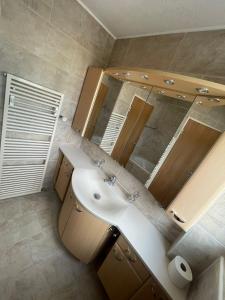 un baño con lavabo y espejo en Good Night at Liestal, en Frenkendorf