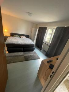 1 dormitorio con 1 cama y 1 caja en el suelo en Good Night at Liestal, en Frenkendorf