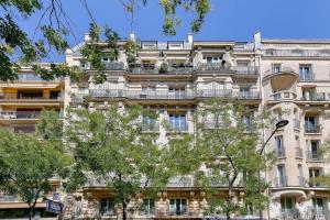 d'un immeuble de paris avec des arbres devant dans l'établissement Lovely 2BR Flat with balcony - Eiffel Tower & Seine, à Paris