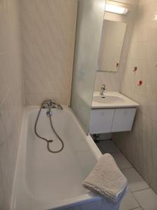 Ένα μπάνιο στο Holidays & Cures Apartment