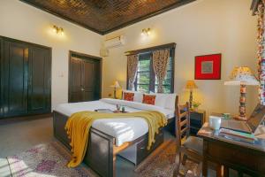 Ένα ή περισσότερα κρεβάτια σε δωμάτιο στο SaffronStays Awakening Deluxe Rooms +36 φωτογραφίες