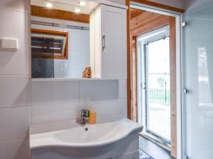 Ένα μπάνιο στο Holiday Home Pariisinranta by Interhome