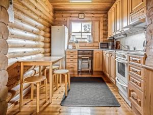Køkken eller tekøkken på Holiday Home Marttalanmäki by Interhome