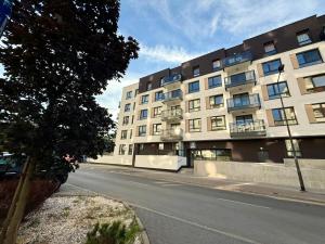an empty street in front of a large building at Jarzebinowa Loft by JumpInHere in Nowy Dwór Mazowiecki