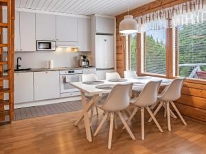 Køkken eller tekøkken på Holiday Home Vuokatin molle by Interhome