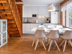 Køkken eller tekøkken på Holiday Home Vuokatin molle by Interhome