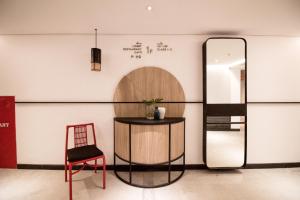 Kuchyň nebo kuchyňský kout v ubytování GAIA Cosmo Hotel