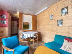 a dining room with blue chairs and a table at Charmant 3 pièces avec balcon, Wifi, acceptant animaux, au centre de Val-d'Isère - FR-1-694-252 in Val dʼIsère