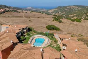 an aerial view of a house with a swimming pool at Residenza Le Farfalle in Tergu