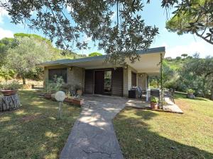 ein kleines Haus mit Garten und Rasenfläche in der Unterkunft Holiday Home Villa Anna by Interhome in Castiglione della Pescaia