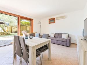 eine Küche und ein Wohnzimmer mit Tisch und Stühlen in der Unterkunft Holiday Home Villa Anna by Interhome in Castiglione della Pescaia