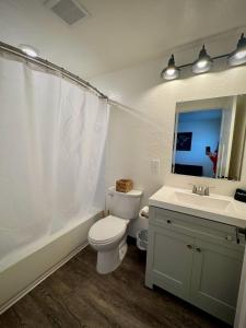 Un baño con inodoro, lavabo y bañera. en Unit 205, en Green River 15 fotos más