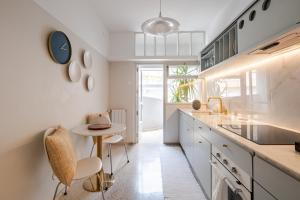 Η κουζίνα ή μικρή κουζίνα στο UNIQUE Modernist Duplex apartment & PARKING