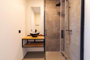 Ένα μπάνιο στο Vakantie woning aan het water - met 2 balkons - Vista Maris - Nr 46