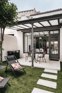 un patio extérieur avec une table et un grill dans l'établissement 64 Sur Le Mail, à La Rochelle