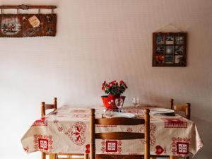 a table with a vase of flowers on it at Studio 2 pers. Sud avec balcon à Valloire - FR-1-263-53 in Valloire